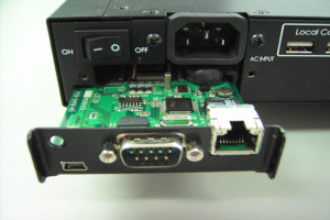 Консоль SMK980-19UBRU (COMBO) высотой 1U чёрного цвета с 8-ми портовым KVM переключателем для монтажа в 19 стойку.