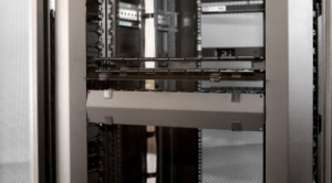 Кабельный органайзер горизонтальный Hyperline CMF-1U-FPL106-MCOV-RAL9005 односторонний гребенка 1U шир.:19" глуб.:106мм