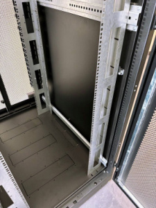 Шкаф серверный ЦМО (ШТК-М-42.6.10-44АА-9005) напольный 42U 600x1000мм пер.дв.перфор. задн.дв.перфор. 2 бок.пан. 550кг черный 855мм 121кг 180град. 2030